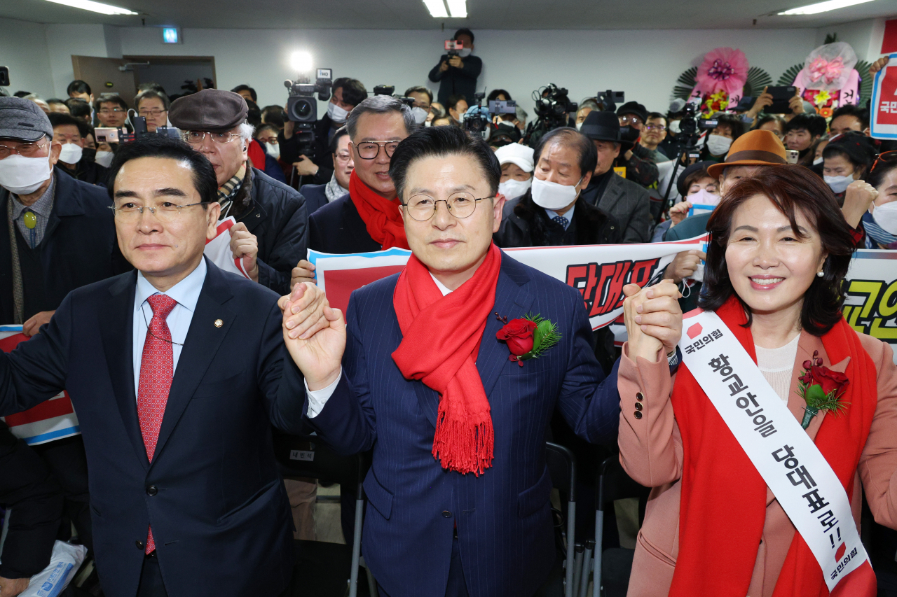 국민의힘 당권주자인 황교안 미래통합당(국민의힘 전신) 전 대표가 19일 오후 서울 여의도에 마련한 본인의 선거사무소 개소식에서 참석자 및 지지자들과 함께 승리를 다짐하며 주먹을 쥐고 있다. 왼쪽부터 국민의힘 태영호 의원, 황 전 대표, 황 전 대표의 부인 최지영 씨. [연합]