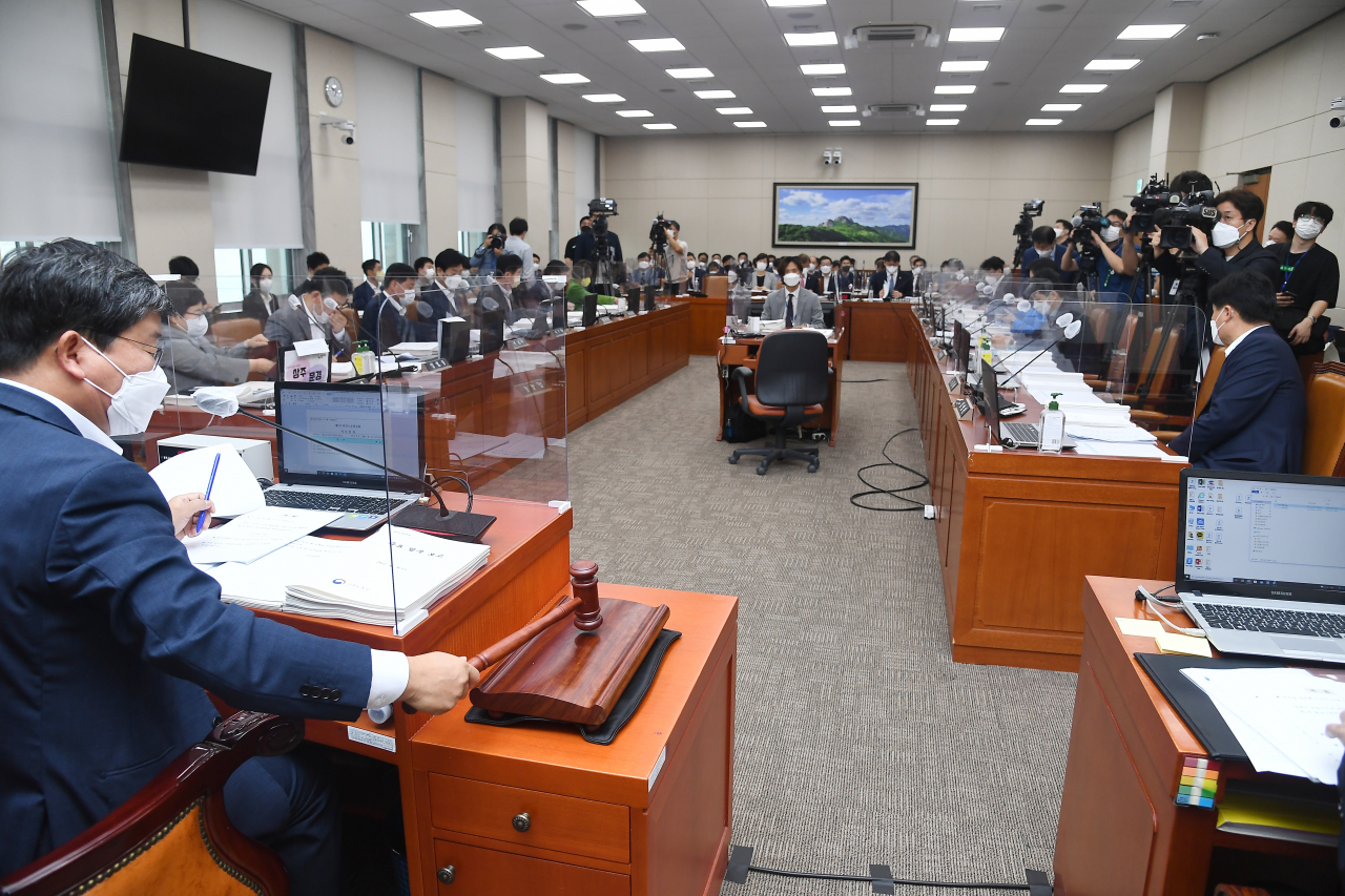 전해철 환노위원장이 3일 서울 여의도 국회에서 열린 환경노동위원회 전체회의를 진행하고 있다. 이상섭 기자