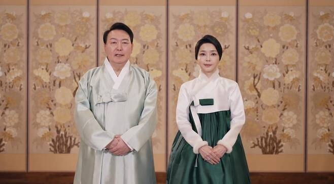 윤석열 대통령 부부 설인사[대통령실 제공]