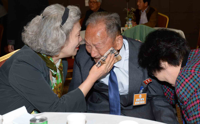 지난 2015년 10월 22일 강원도 금강산 이산가족면회소에서 진행된 제20차 남북 이산가족 1차상봉행사의 마지막 만남. 작별상봉에서 남측 딸 이정숙 씨가 북측의 아버지 리흥종 씨와 작별을 아쉬워하며 눈물을 닦아주고 있다. [금강산=사진공동취재단]