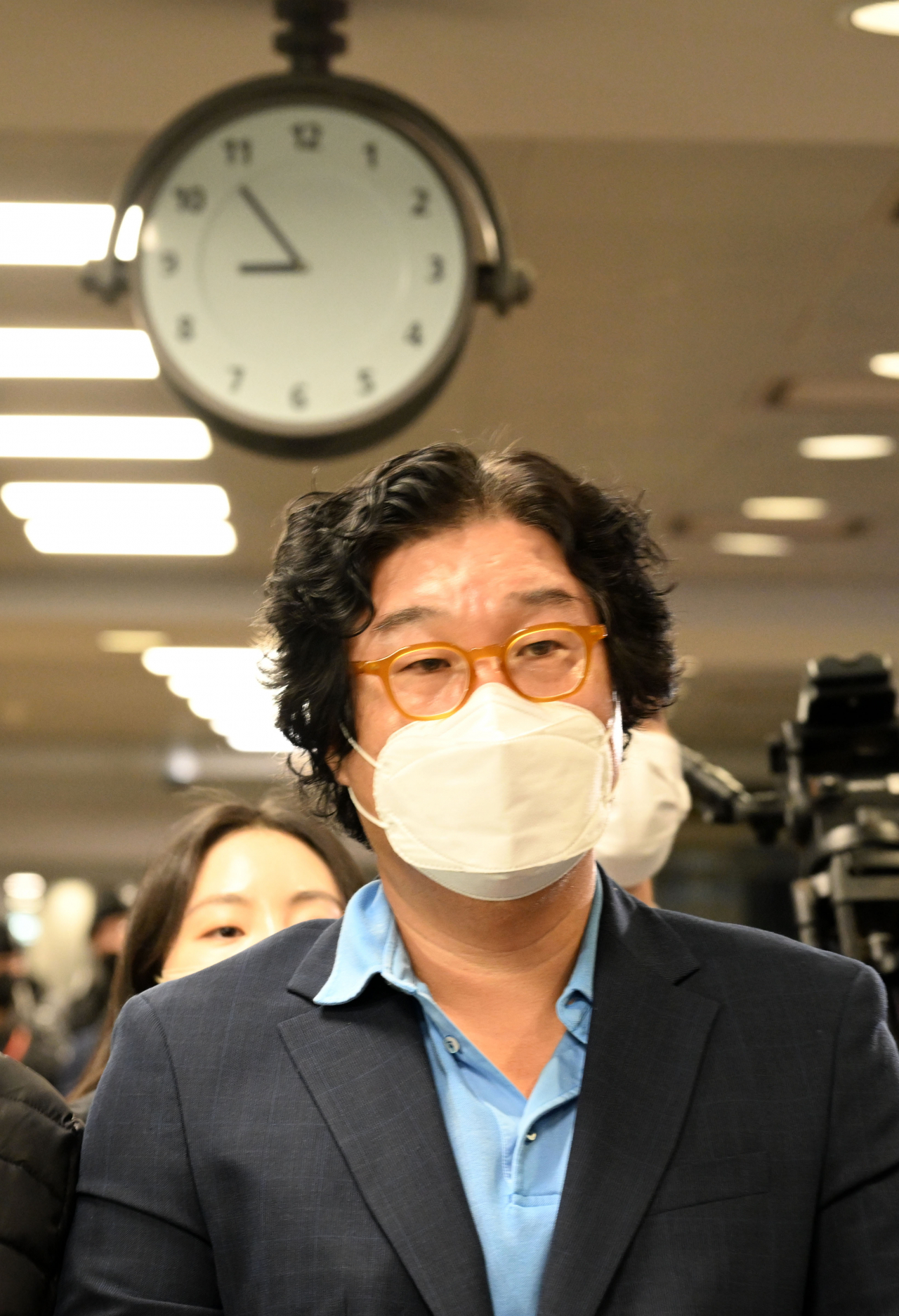 8개월간 도피 끝에 태국에서 붙잡힌 김성태 전 쌍방울그룹 회장이 17일 인천국제공항을 통해 입국하고 있다. [연합]