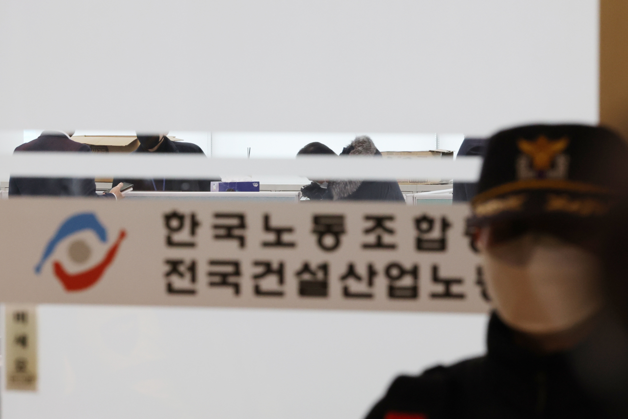 건설 현장 불법행위를 수사하는 경찰이 19일 오후 서울 금천구 가산동 한국노총 건설산업노조 사무실을 압수수색 하고 있다. 연합뉴스