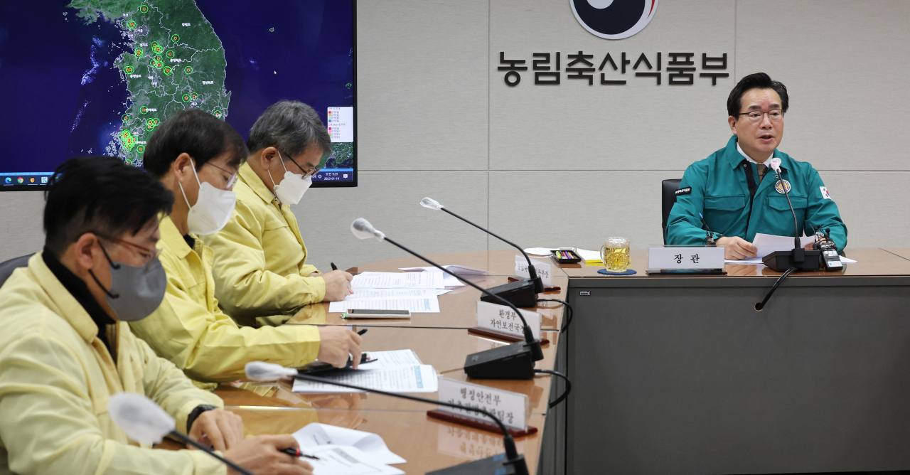 정황근 농림축산식품부 장관(오른쪽)이 19일 정부세종청사에서 가축질병 조류인플루엔자(AI)와 아프리카돼지열병(ASF) 중수본 회의를 주재하고 있다. [연합]