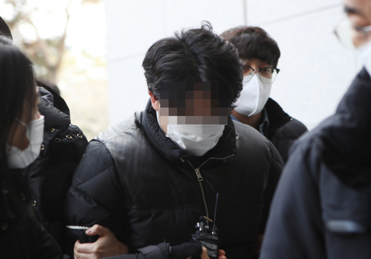 음주운전을 하다가 오토바이 배달원을 치어 숨지게 하고 달아난 혐의를 받는 40대 의사 A씨가 21일 오후 구속 전 피의자 심문(영장실질심사)을 받기 위해 인천시 미추홀구 인천지방법원으로 들어서고 있다. [연합]