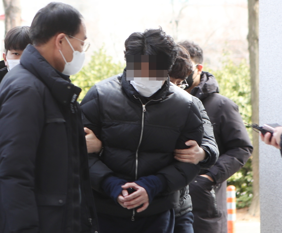 음주운전을 하다가 오토바이 배달원을 치어 숨지게 하고 달아난 혐의를 받는 40대 의사 A씨가 21일 오후 구속 전 피의자 심문(영장실질심사)을 받기 위해 인천시 미추홀구 인천지방법원으로 들어서고 있다. [연합]