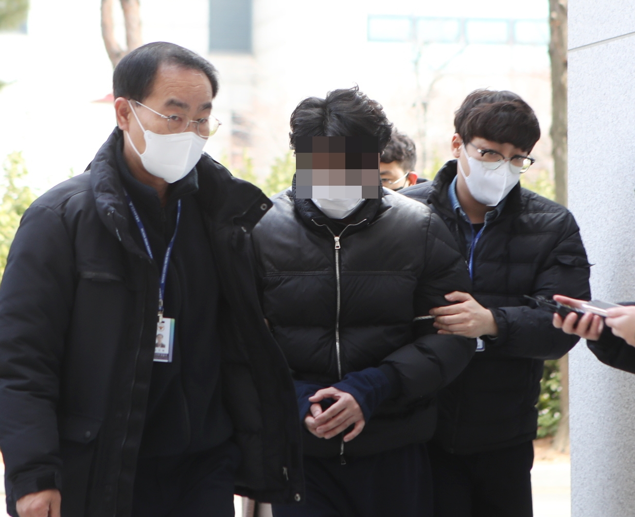 음주운전을 하다가 오토바이 배달원을 치어 숨지게 하고 달아난 혐의를 받는 40대 의사 A씨가 21일 오후 구속 전 피의자 심문(영장실질심사)을 받기 위해 인천시 미추홀구 인천지방법원으로 들어서고 있다. [연합]