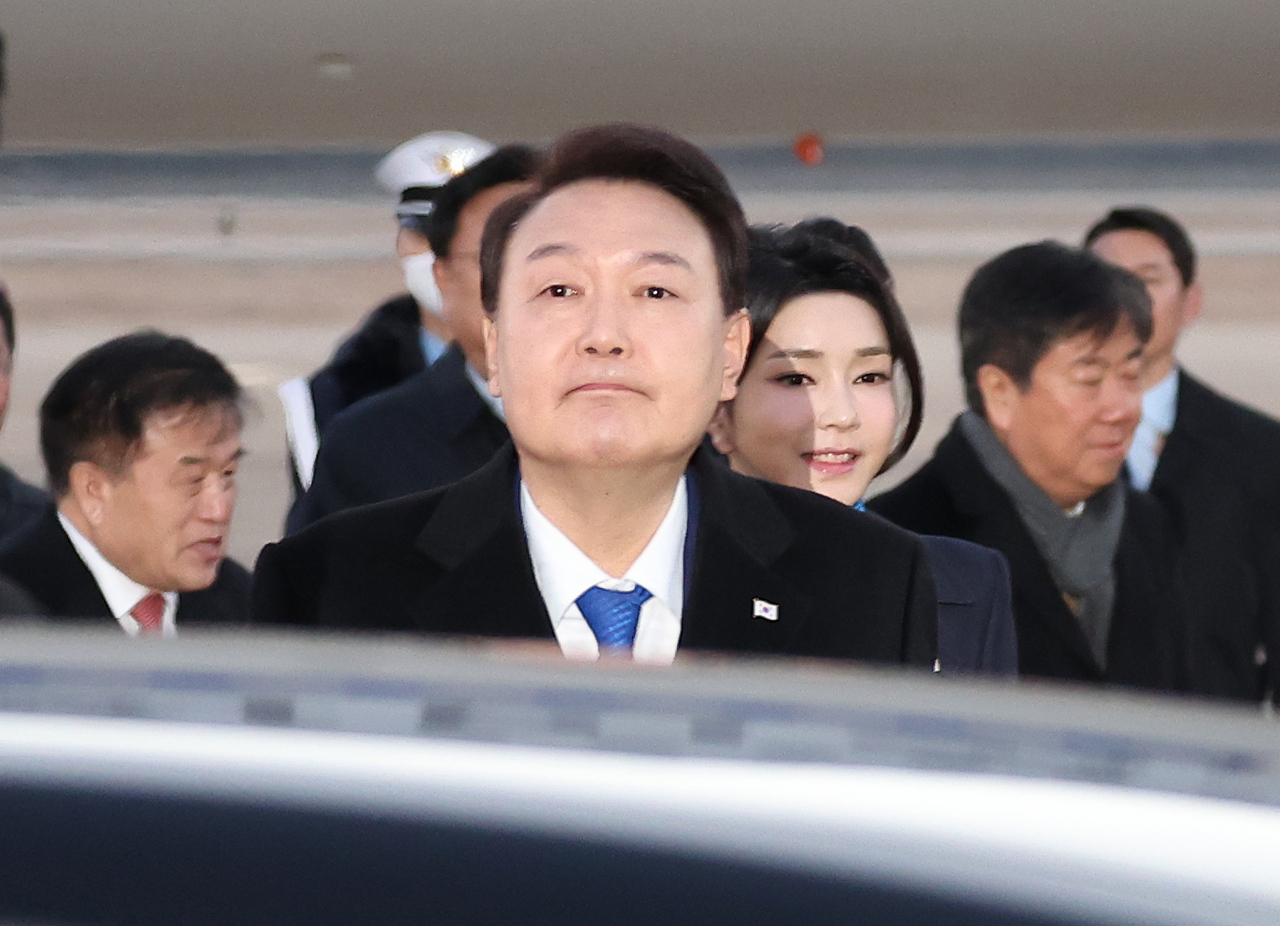 6박8일간의 UAE(아랍에미리트)·스위스 순방을 마친 윤석열 대통령이 21일 성남 서울공항을 통해 귀국, 차량에 탑승하고 있다. [연합]