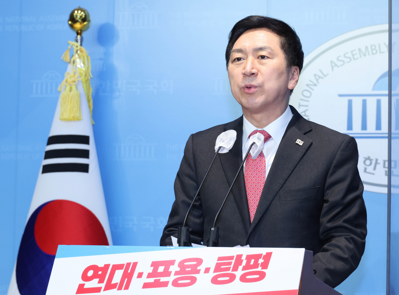 국민의힘 당권주자인 김기현 의원이 19일 국회 소통관에서 '김기현의 비전과 통합 메시지' 라는 주제로 기자회견을 하고 있다. [연합]