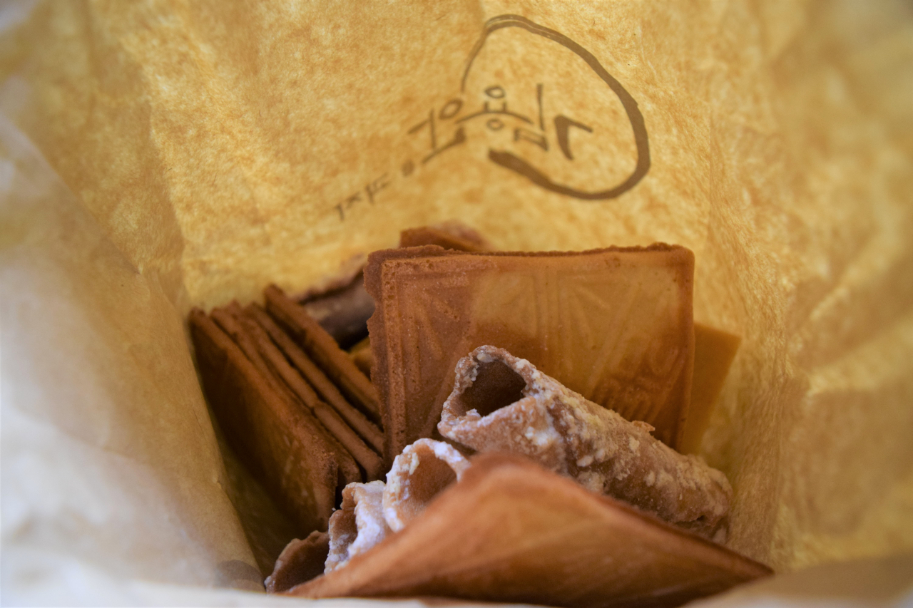 A 400-gram bag of snacks at Kim Yong-an Gwajajeom (Kim Hae-yeon/The Korea Herald)
