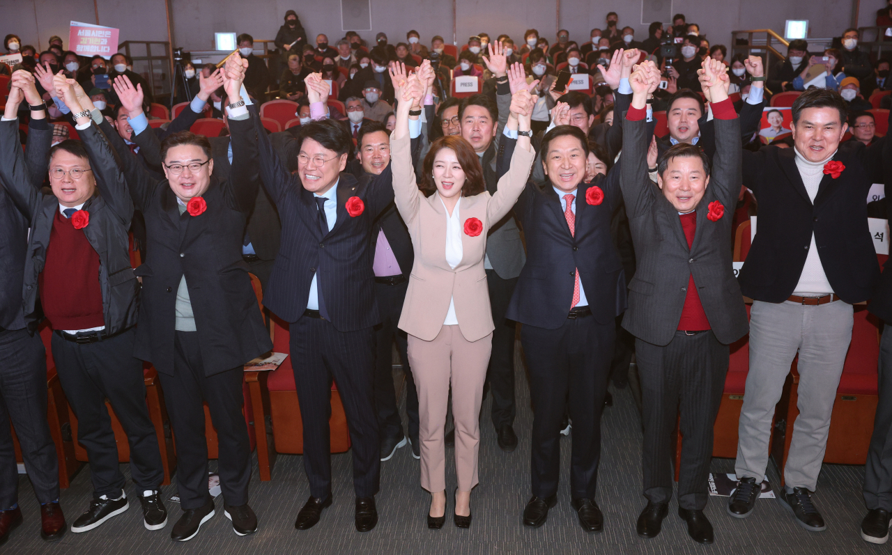 국민의힘 차기 당 대표 경선에 출마한 김기현 의원이 5일 오후 서울 송파구민회관에서 열린 국민의힘 송파을 신년인사회에서 장제원 의원, 배현진 의원 등 국민의힘 의원들과 기념촬영을 하고 있다. [연합]