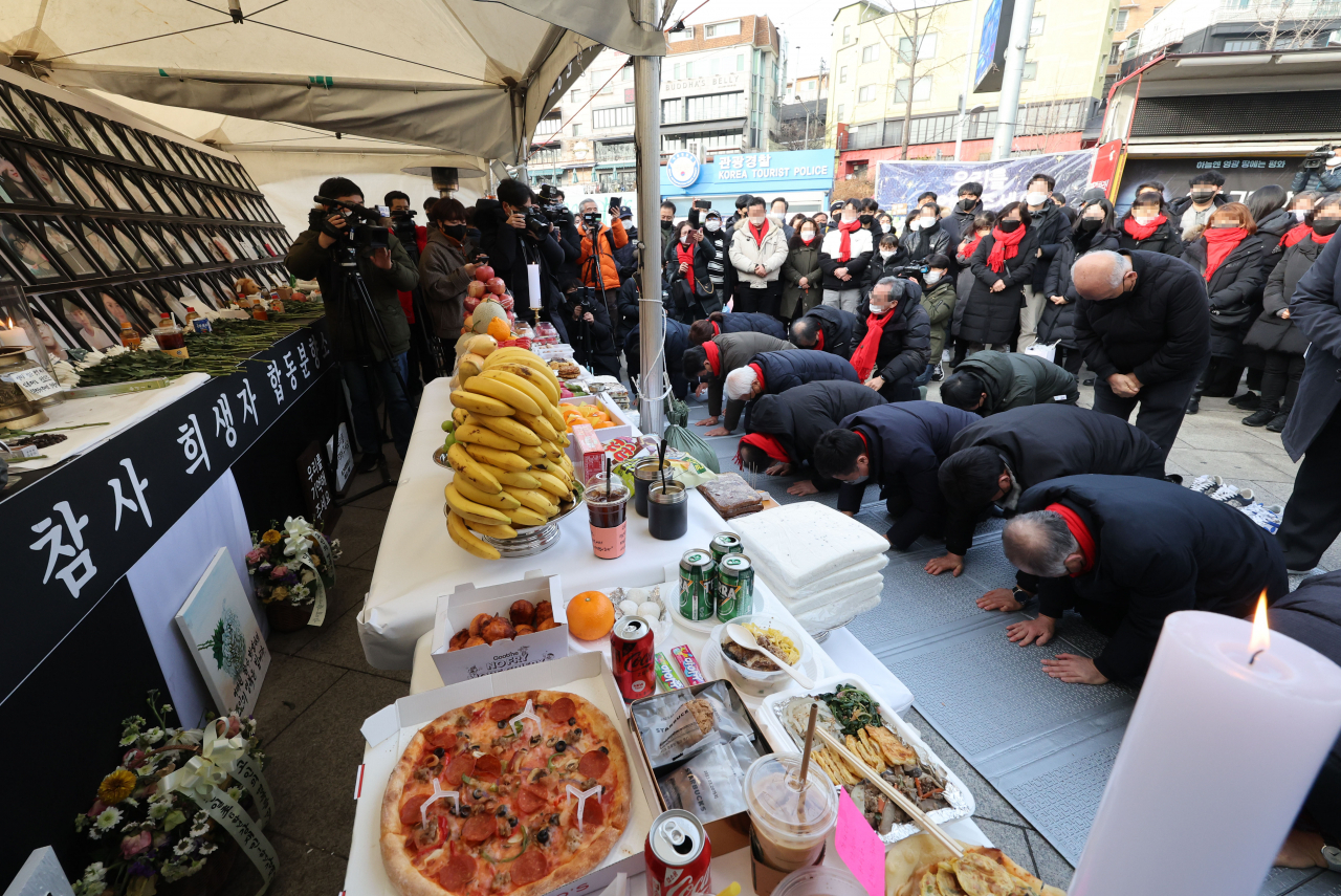 설날인 22일 서울 용산구 녹사평역광장에 마련된 10·29 이태원 참사 희생자 합동분향소에서 유가족들이 합동 차례를 지내고 있다. [연합]