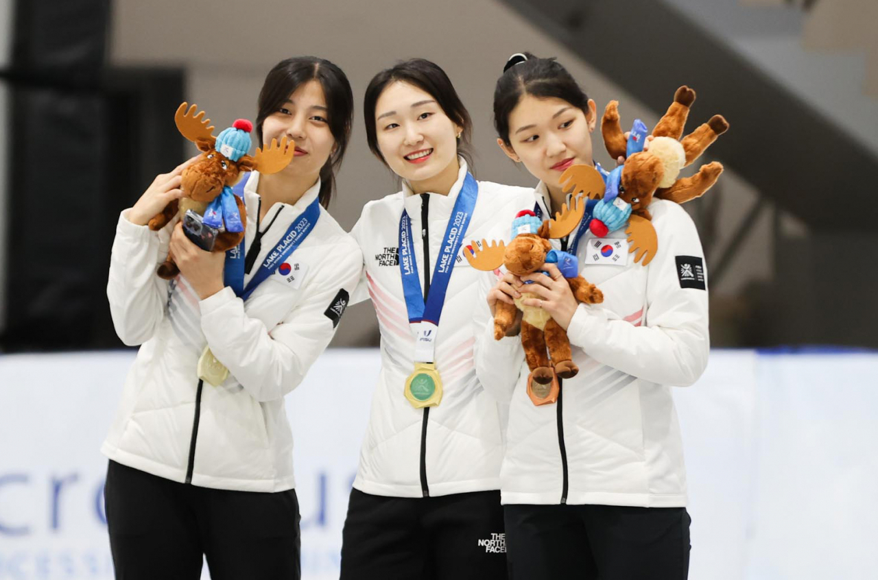 20일(한국시간) 미국 뉴욕주 레이크플래시드 올림픽 센터 1932링크에서 열린 제31회 동계세계대학경기대회(동계유니버시아드) 쇼트트랙 여자 1,500ｍ 결승에서 최민정(가운데), 김건희(왼쪽), 서휘민이 금·은·동메달을 차지한 뒤 기념촬영을 하고 있다. [연합]