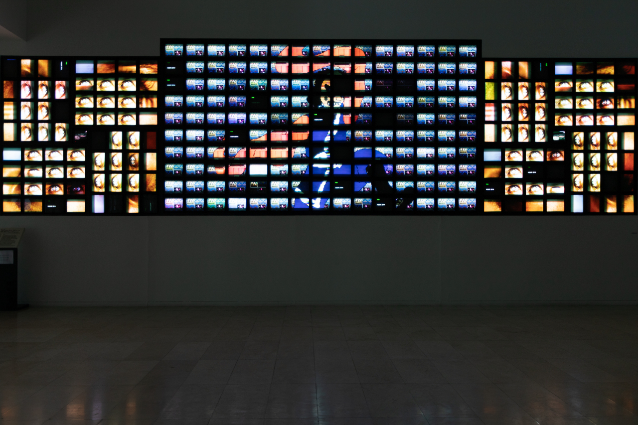 백남준. 서울 랩소디. 2002. 모니터. 혼합재료. 컬러. 사운드. 280&times;1000&times;50cm. 사진 노치욱 [서울시립미술관 제공]