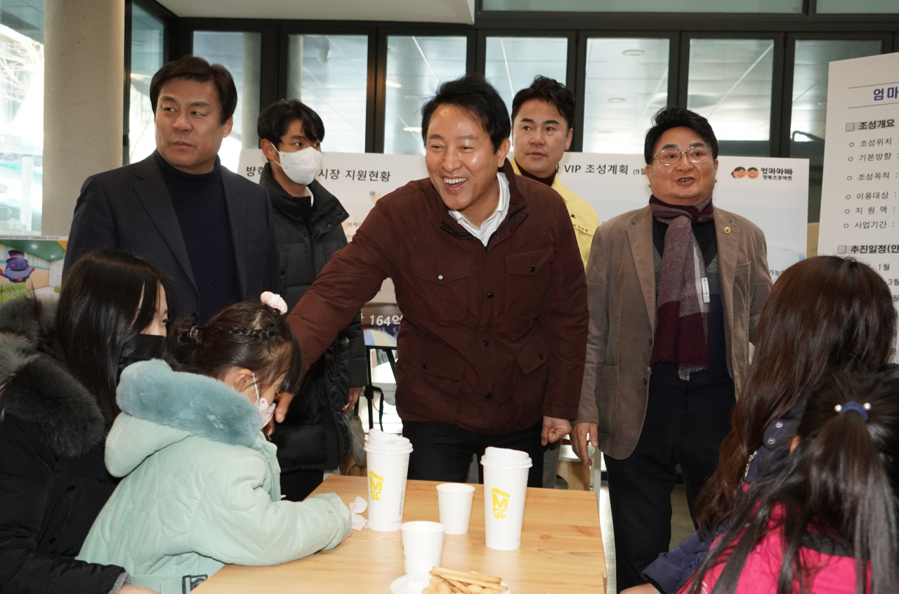 오세훈 서울시장이 20일 도봉구 방학동 도깨비 시장을 찾아 아이들과 인사를 나누고 있다. 방학동 도깨비 시장 내 고객지원센터에는 오는 9월 중으로 양육자 배려 공간인 ‘엄마아빠 VIP존’이 생긴다. [서울시 제공]