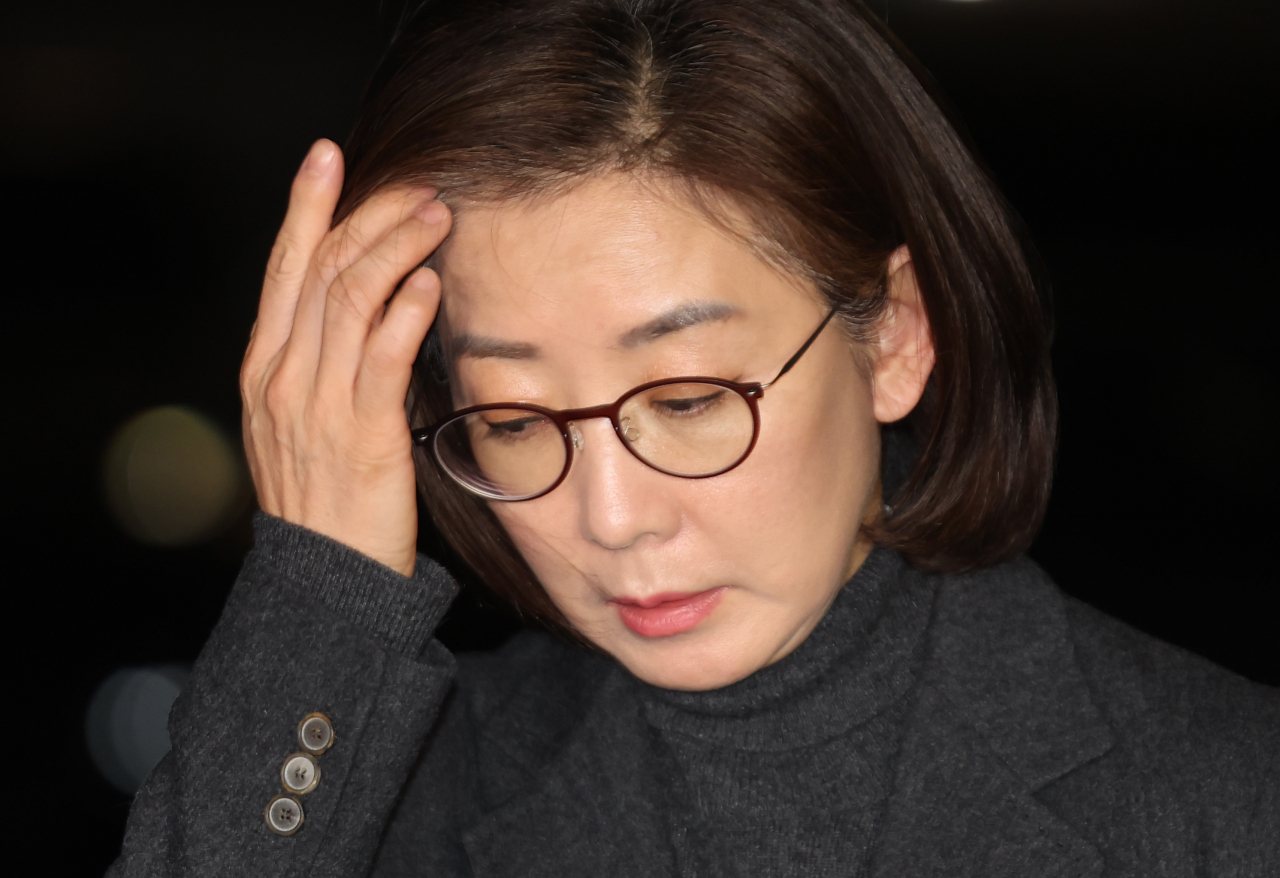국민의힘 3·8 전당대회 출마를 고심 중인 나경원 전 의원이 19일 서울 자택으로 들어서며 취재진의 질문을 받고 있다. [연합]