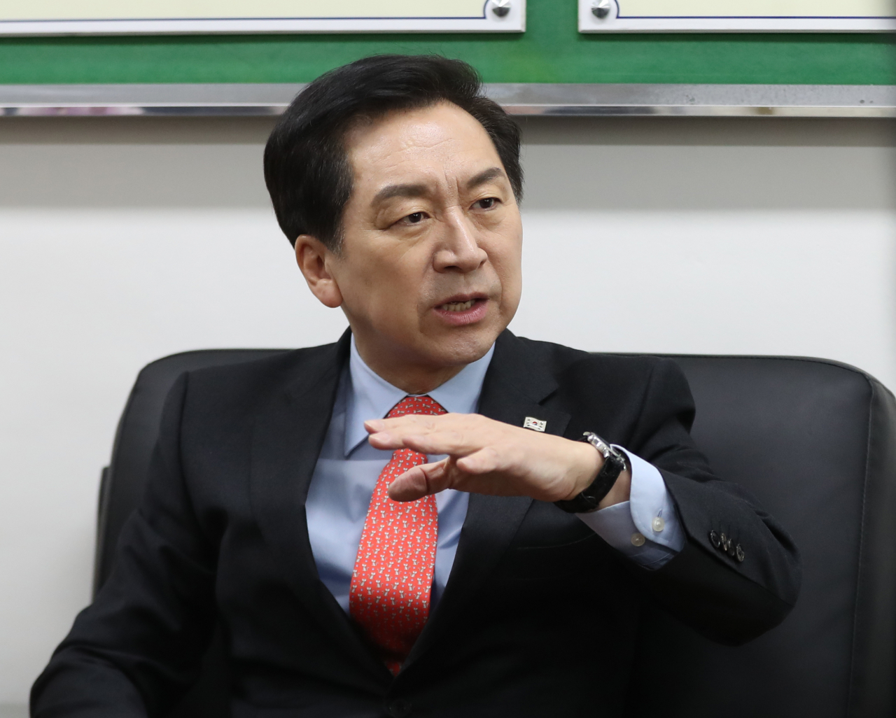 국민의힘 당권 주자인 김기현 의원이 20일 오전 울산시 남구 울산시노인복지관을 방문해 관계자들과 대화하고 있다. [연합]