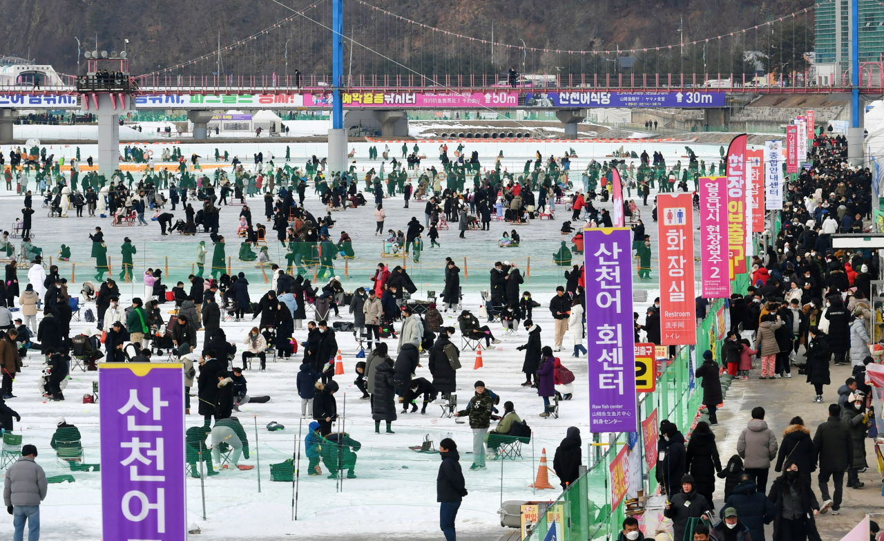 설날인 22일 강원 화천군 화천읍 화천천 일원에서 진행 중인 '2023 얼음나라 화천 산천어축제'에 많은 관광객들이 축제를 즐기고 있다. [연합]