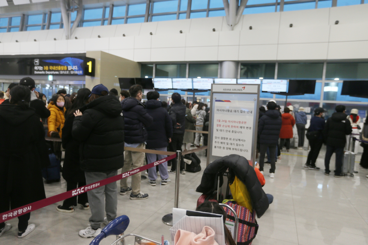 설 연휴 마지막 날인 24일 한파로 인해 제주국제공항에서 항공기 이·착륙에 차질이 빚어지고 있다. 이날 오전 일찍 결항편 승객들이 공항에 나와 대체 편 항공편을 예약하기 위해 기다리고 있다. 연합뉴스