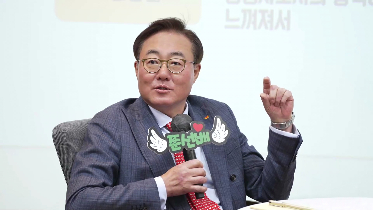 김준 SK이노베이션 부회장이 17일 서울 종로구 SK서린빌딩에서 열린 ‘신입사원과의 대화’에서 신입사원들과 다양한 이야기를 나누고 있다. [SK이노베이션 제공]