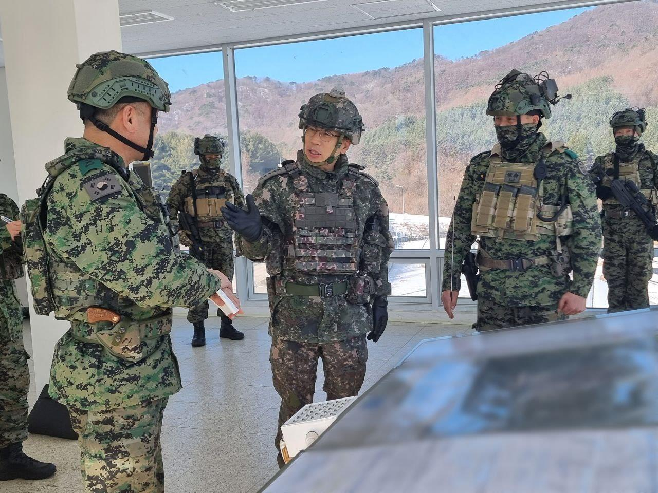 박정환 육군참모총장이 1일 '적지종심특수훈련'을 하는 육군 특수전사령부 특수임무여단을 방문해 작전 보고를 받고 있다. [연합]