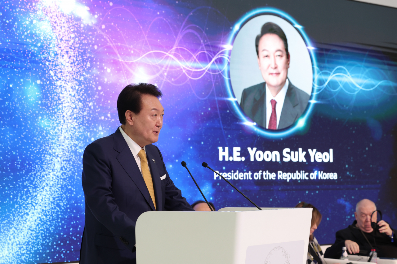 윤석열 대통령이 지난 17일(현지시간) 두바이 미래박물관에서 열린 미래비전 두바이포럼에서 과학기술의 미래비전을 밝히고 있다. [연합]