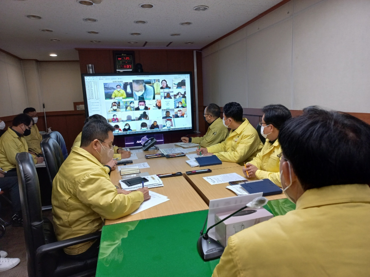 한파 대책회의를 주재하고 있는 윤병태시장(오른쪽)