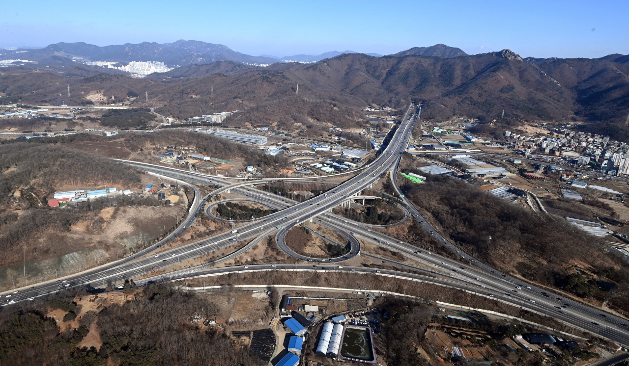 설 연휴 마지막 날인 24일 오후 경기도 안산시 경부고속도로 안산JC 일대 도로의 차량 소통이 원활하다. [연합]