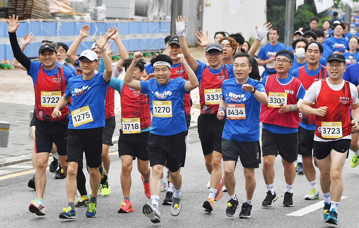 송파구 한성백제 마라톤에 참여한 서강석 송파구청장. [송파구 제공]