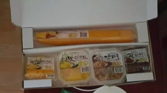 한 커뮤니티에 올라온 단무지 세트 선물 사진.