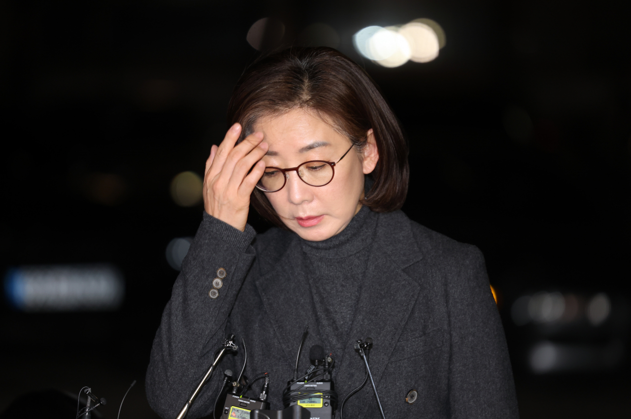 국민의힘 3·8 전당대회 출마를 고심 중인 나경원 전 의원이 19일 서울 자택으로 들어서며 취재진의 질문을 받고 있다. [연합]