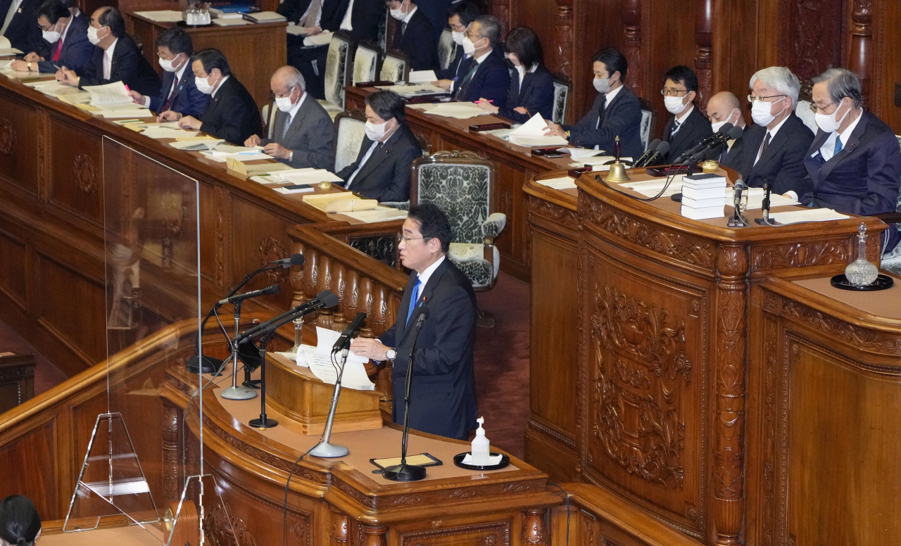 기시다 후미오 일본 총리가 23일 마스크를 벗은 채 정기국회 시정방침 연설을 하고 있다. [연합]