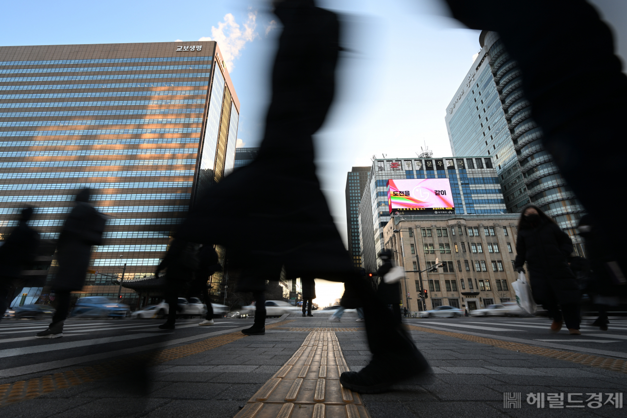 다시 일상으로 돌아가기 위해 힘차게 한 발 내딛는 시민들.