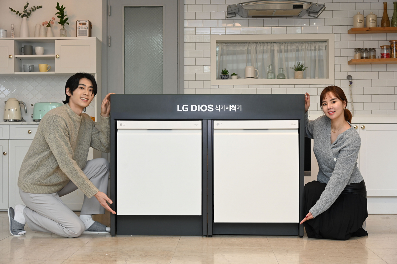 모델들이 제품 하단 높이가 10cm인 LG 디오스 오브제컬렉션 식기세척기 신제품과 기존 출시된 제품 하단 높이가 15cm인 12인용 제품(왼쪽)을 소개하고 있다. [LG전자 제공]