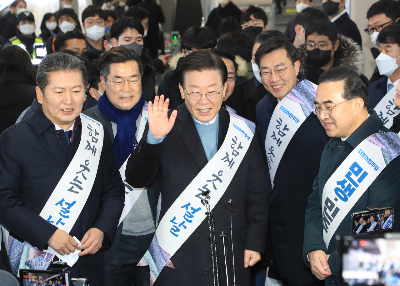 이재명 더불어민주당 대표와 박홍근 원내대표 등 지도부가 설 연휴를 하루 앞둔 20일 오전 서울 용산역에서 귀성길에 오른 시민들에게 인사하고 있다. [연합뉴스]