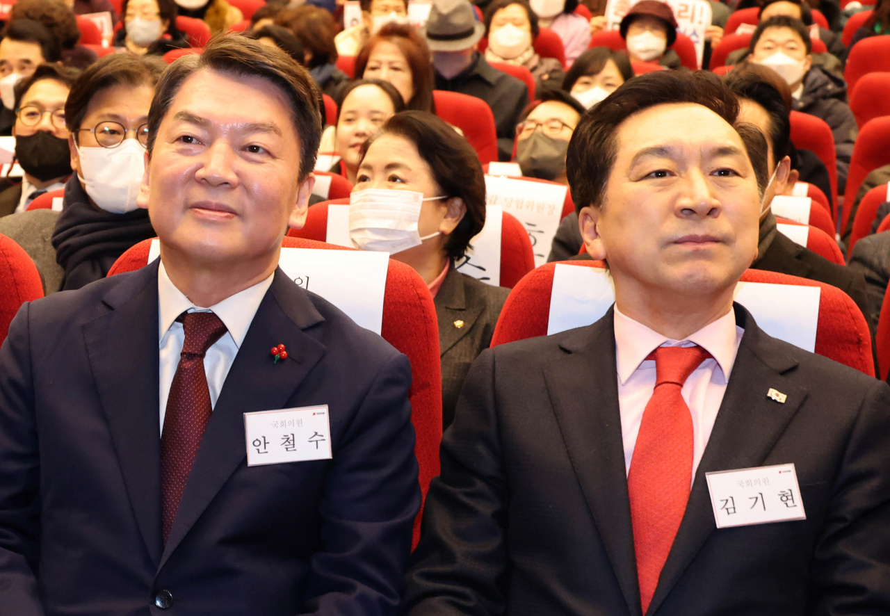 15일 국회에서 열린 서울시 양천구 해누리타운에서 열린 국민의힘 서울 양천갑 당원대회에서 당대표에 출마한 김기현 의원(오른쪽)과 안철수 의원이 자리에 앉아 있다. [연합]