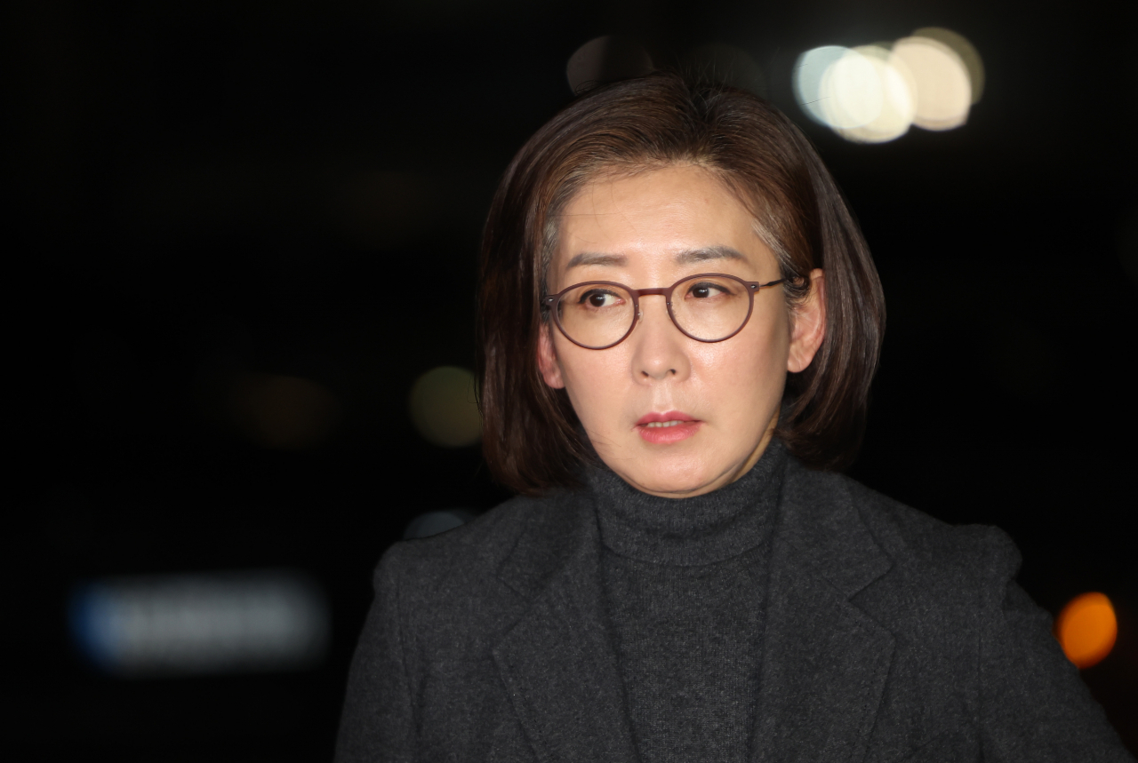 나경원 전 의원이 지난 19일 서울 자택으로 들어서며 취재진의 질문을 받고 있다. [연합]