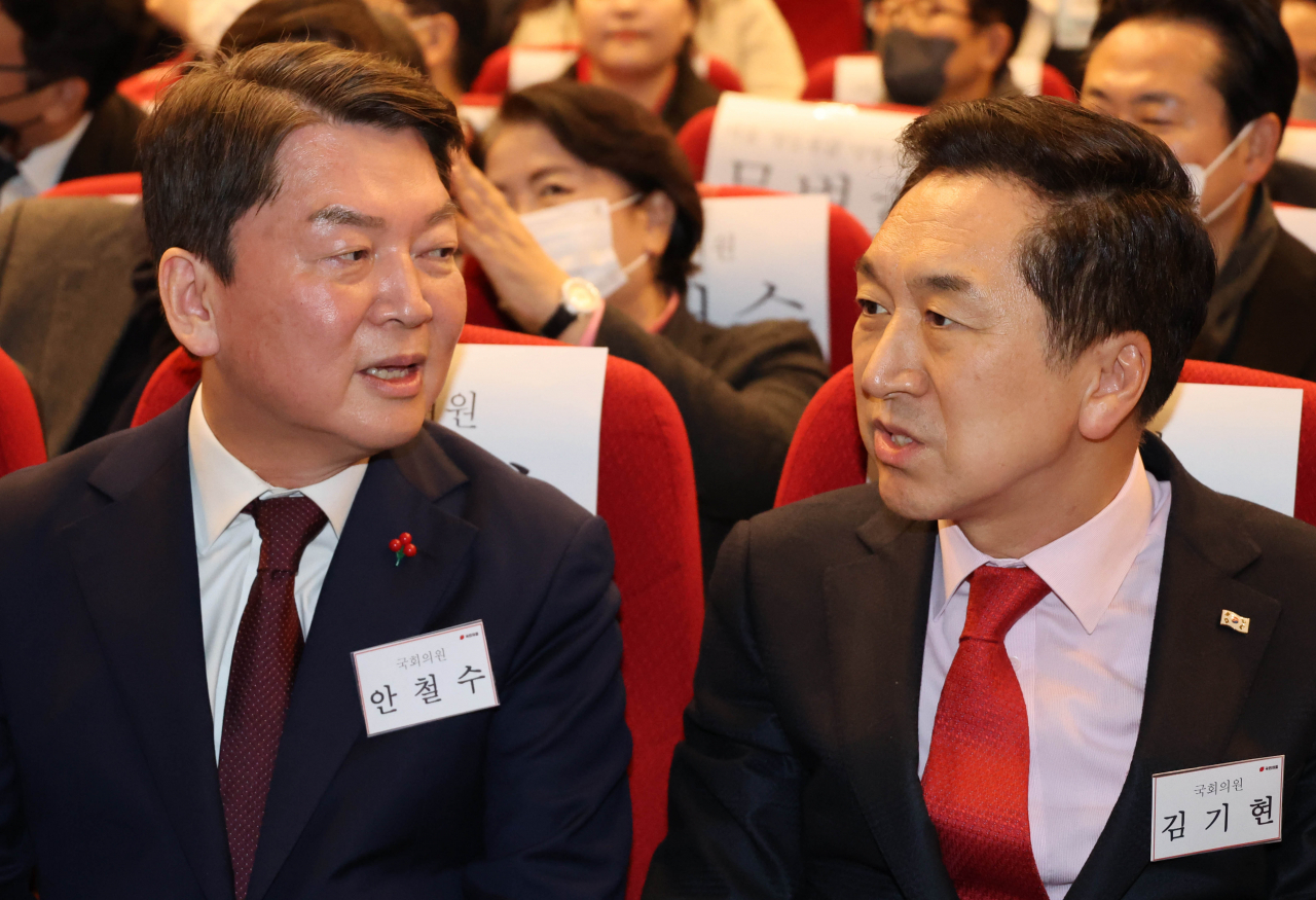 15일 국회에서 열린 서울시 양천구 해누리타운에서 열린 국민의힘 서울 양천갑 당원대회에서 당대표에 출마한 김기현 의원(오른쪽)과 안철수 의원이 대화하고 있다. [연합]