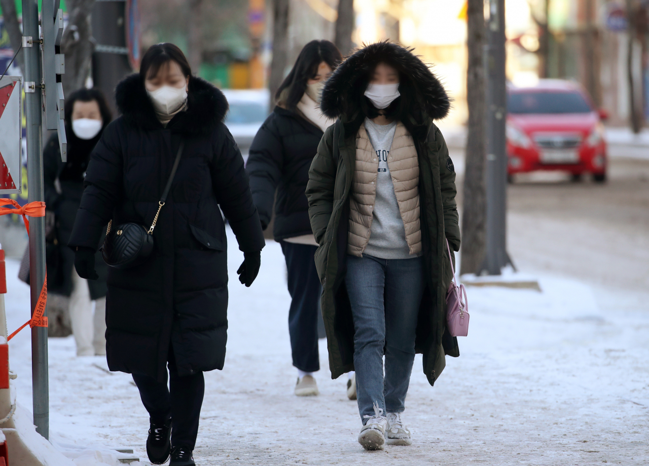 지난달 25일 오전 광주 서구 치평동에서 시민들이 길을 건너고 있다. [연합]