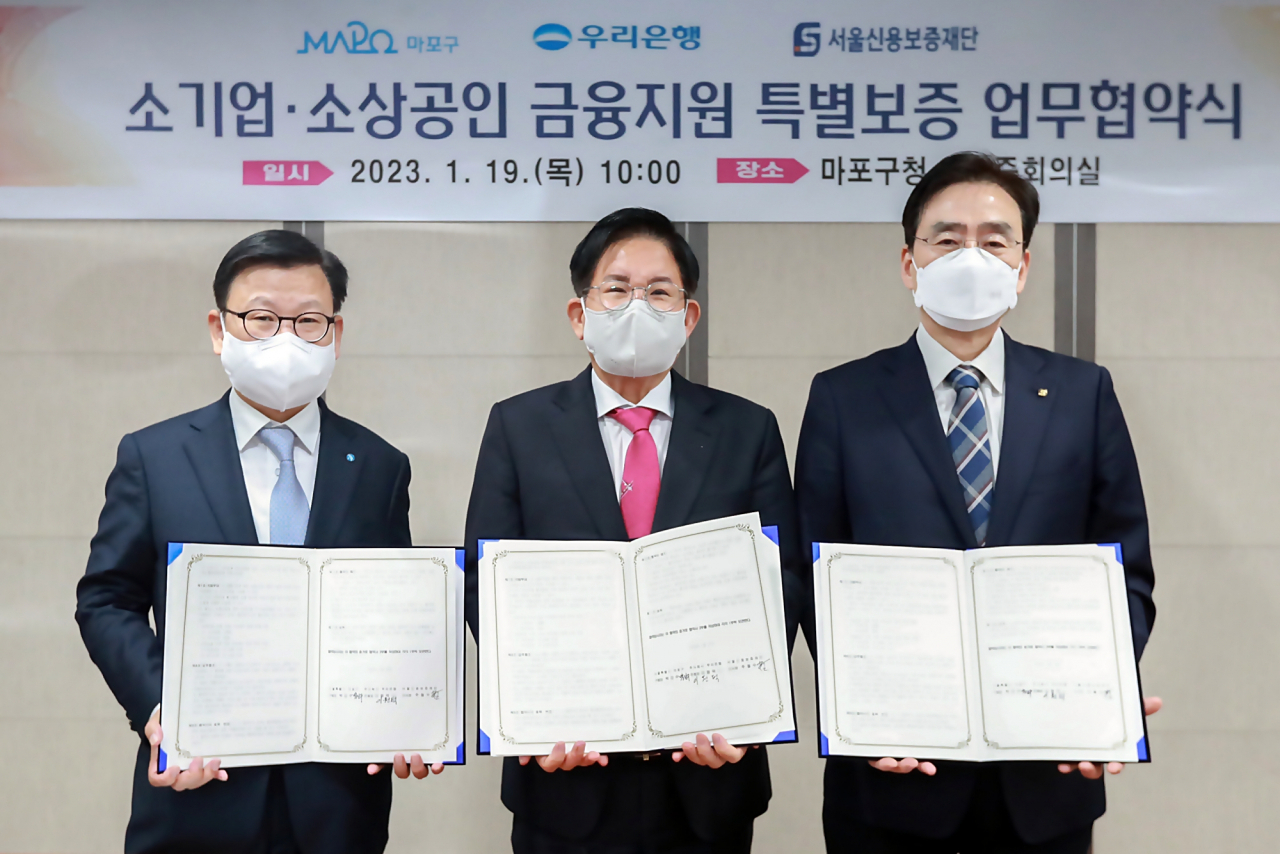 지난 19일 서울 마포구청에서 진행된 ‘소기업·소상공인 금융지원 업무 협약식’에 참석한 이원덕 우리은행장(왼쪽), 박강수 마포구청장(가운데), 주철수 서울신용보증재단 이사장(오른쪽)이 기념사진을 촬영하고 있다.