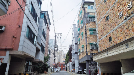 서울시 금천구 독산동의 빌라 밀집 지역(왼쪽). 서울 금천구 독산동 빌라 밀집 지역 일대에서 진행 중인 빌라 신축 공사 현장. 고은결 기자