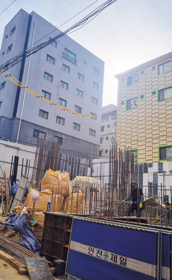 서울시 금천구 독산동의 빌라 밀집 지역(위쪽). 서울 금천구 독산동 빌라 밀집 지역 일대에서 진행 중인 빌라 신축 공사 현장. 고은결 기자