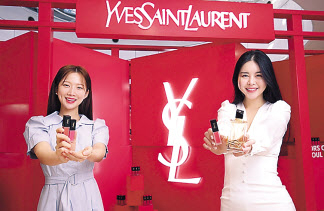 롯데백화점이 29일까지 본점 지하 1층 광장에 입생로랑 뷰티 신제품 ‘뉴 벨벳 틴트’ 를 선보이는 대형 팝업스토어. [롯데백화점 제공]