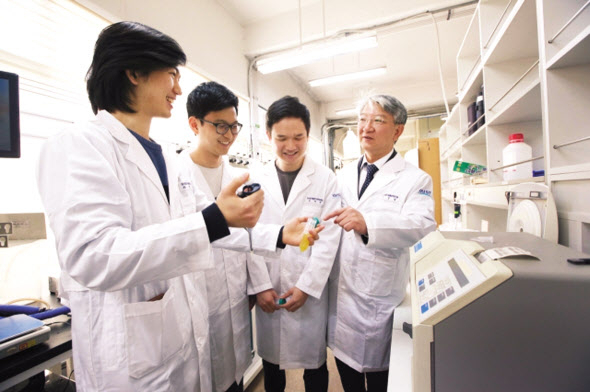 이상엽(오른쪽 끝) KAIST 생명화학공학과 특훈교수 연구팀이 대사공학 관련 연구를 수행하고 있다. [KAIST 제공]