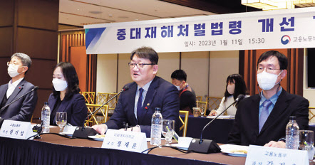 권기섭(가운데) 고용노동부 차관이 지난 11일 서울 중구 로얄호텔에서 열린 중대재해처벌법령 개선 TF팀 발족식에서 발언하고 있다. [연합]