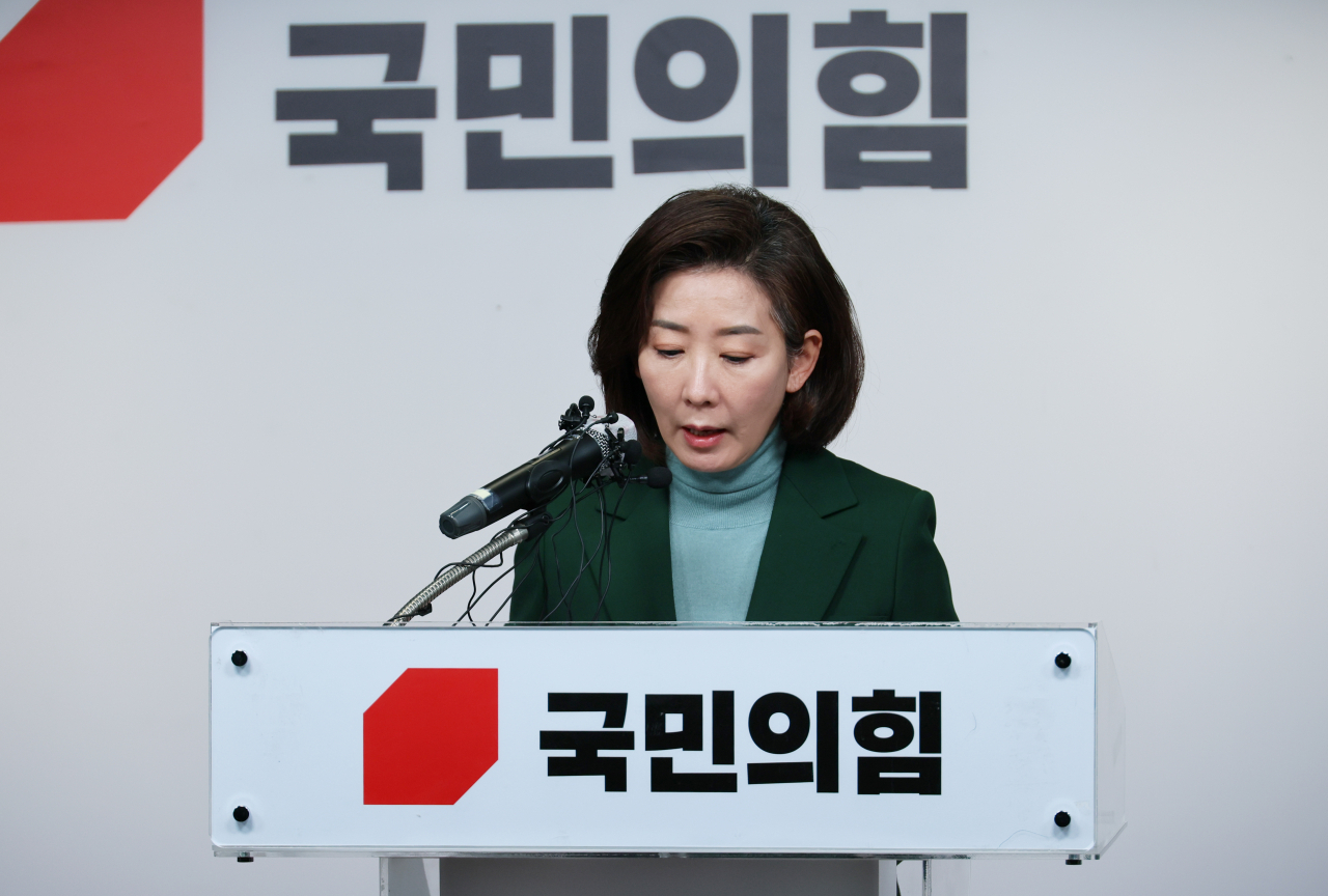 국민의힘 나경원 전 의원이 25일 오전 서울 여의도 국민의힘 당사에서 기자회견을 열어 전당대회 불출마를 선언하고 있다. [연합]