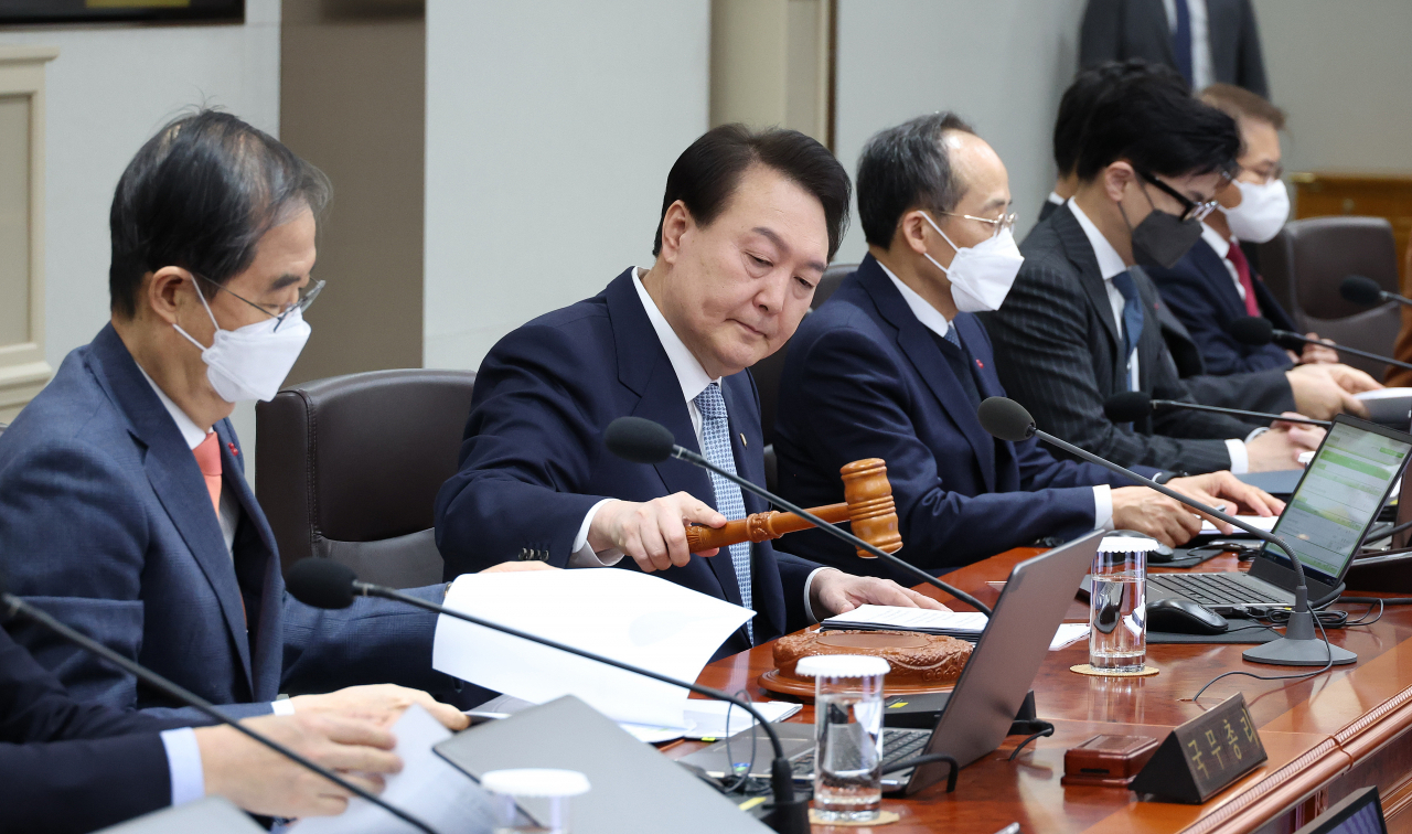 윤석열 대통령이 25일 서울 용산 대통령실 청사에서 열린 국무회의에서 개회를 알리는 의사봉을 두드리고 있다. [연합]