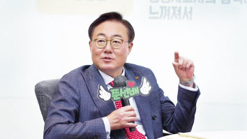 김준 SK이노베이션 부회장이 17일 서울 종로구 SK서린빌딩에서 열린 ‘신입사원과의 대화’에서 신입사원들과 다양한 이야기를 나누고 있다. [SK이노베이션 제공]