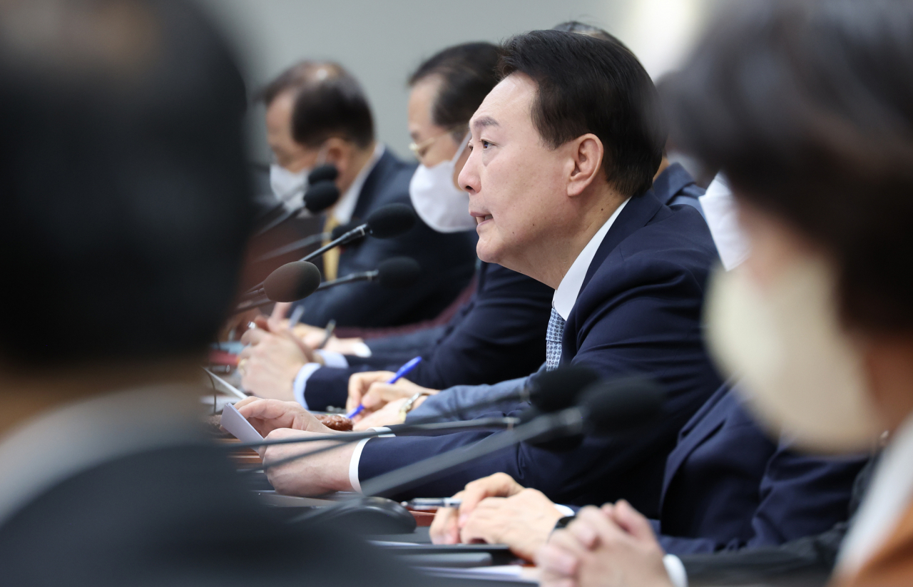 윤석열 대통령이 25일 서울 용산 대통령실 청사에서 열린 국무회의에서 발언하고 있다. [연합]