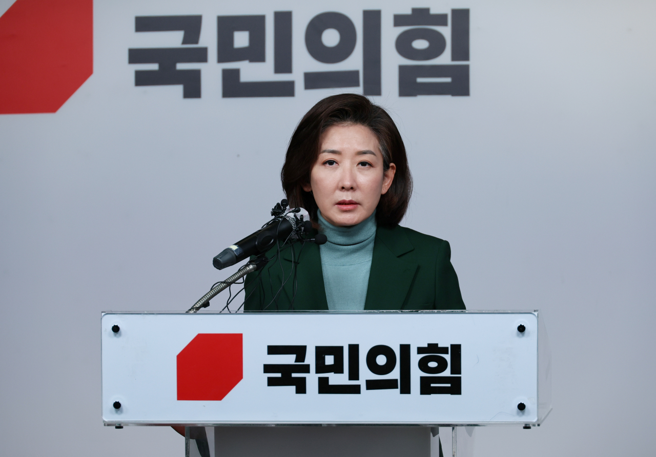 국민의힘 나경원 전 의원이 25일 오전 서울 여의도 국민의힘 당사에서 기자회견을 열어 전당대회 불출마를 선언하고 있다. [연합]