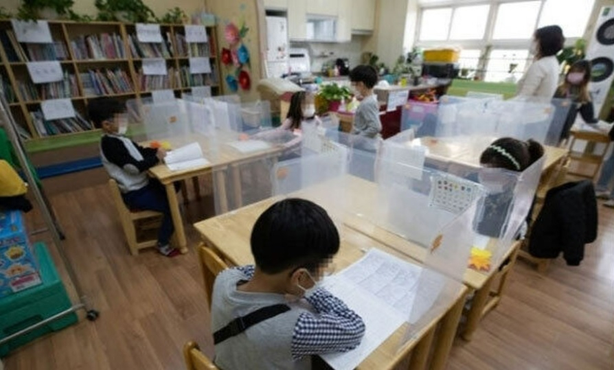 초등학생들이 정규수업 후 돌봄교실에서 여러 학습과 활동을 하고 있다.[연합]